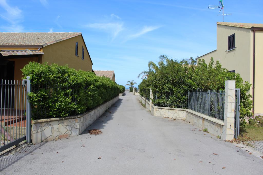 Casa Vacanze Roccella Beach กัมโปเฟลิเช ดิ โรชเชลลา ภายนอก รูปภาพ