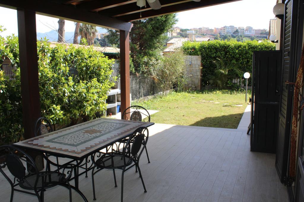 Casa Vacanze Roccella Beach กัมโปเฟลิเช ดิ โรชเชลลา ภายนอก รูปภาพ